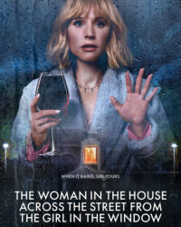 Người phụ nữ trong ngôi nhà bên kia đường đối diện cô gái bên khung cửa